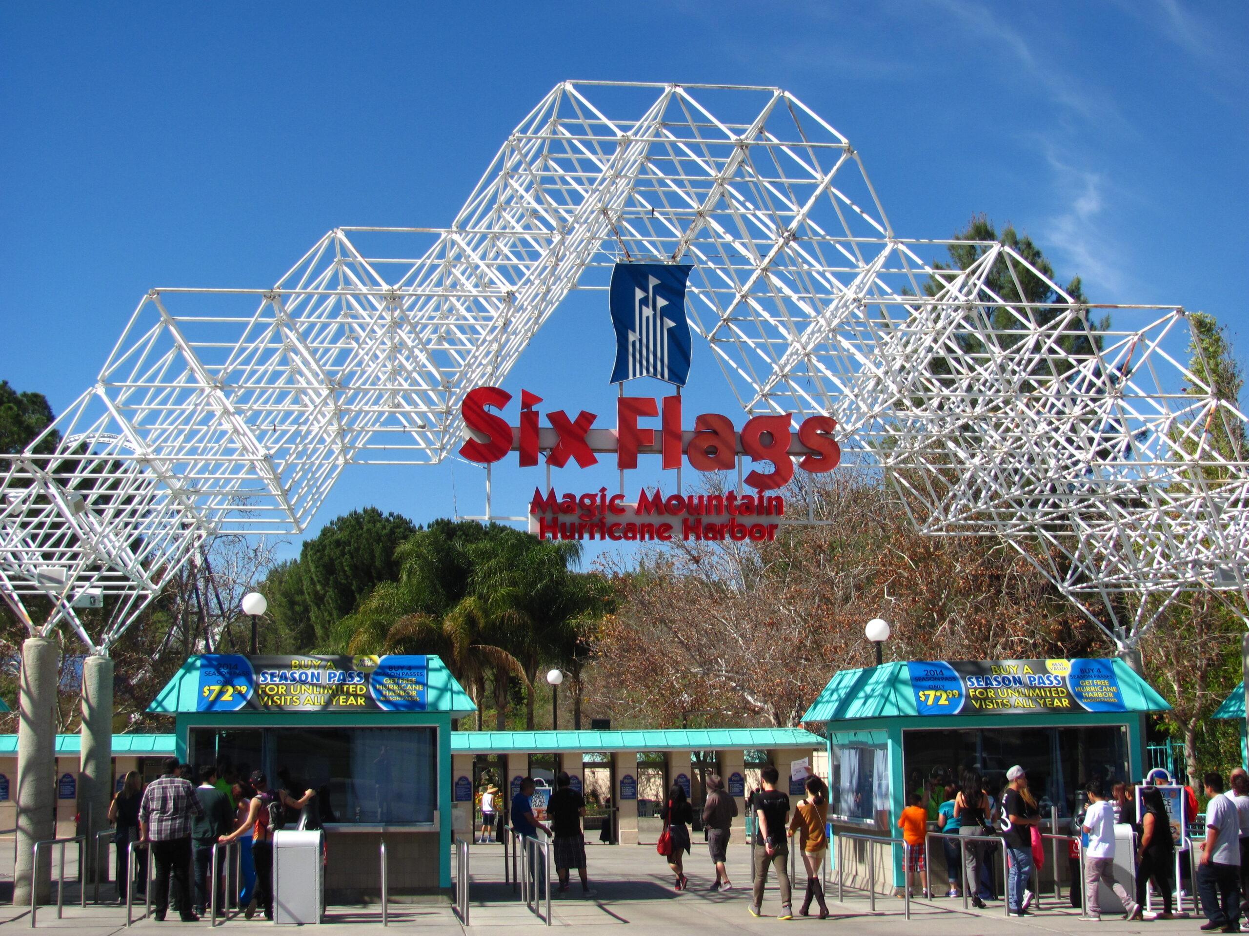 Picture of the entrance to Six Flags Magic Mountain